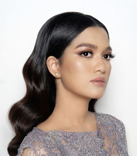 Sleek And Wavy Hairstyles, Slick Wedding Hair Down, Mid Length Event Hairstyles, Slick Back Waves Hair, Slick Back Middle Part Hair Down, Middle Part Slicked Back Hair, Wavy Sleek Hair, Wavy Hair Down Styles, Slick Front Hair Down Side Part