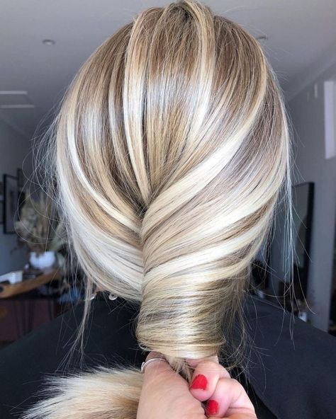 Blond Hairstyles, Ice Blonde Hair, Blonde Hair Colors, Kadeřnické Trendy, Beautiful Blonde Hair, Hair Blond, Dark Roots Blonde Hair, Blonde Hair Color Ideas, Blonde Hair Shades