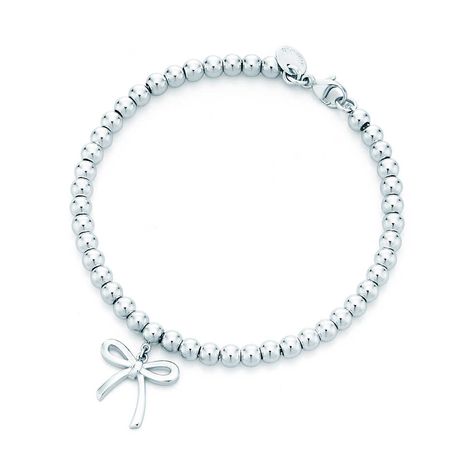 Tiffany& Co. Small bow in sterling silver on a bead bracelet, medium. Beads Butterfly, Bow Tie Design, Bow Bracelet, Design Bracelet, Classic Bracelets, Tie Design, Lia Sophia, Bracelet Diy, Tiffany And Co