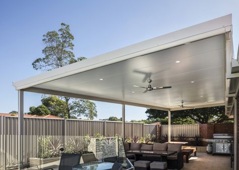 Create an attractive and functional outdoor living area that will enhance your home and lifestyle with the smooth, simple, uncluttered lines of the classic Outback Flat Roof Verandah, Patio or Carport. Skillion Roof Pergola, Flat Roof Pergola, Flat Roof Gazebo, Stratco Patio Flat Roof, Pergola Extension, Backyard Cover, Louvretec Outdoor Roof Area, Stratco Outback Pergola, Outdoor Yard Ideas