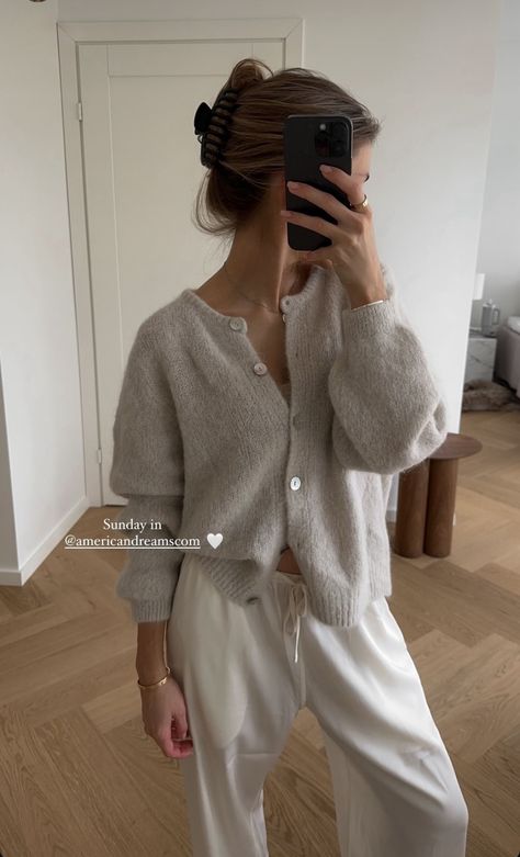 Wfh Outfits Fall, Oversized Beige Sweater Outfit, Soft Cardigan Outfit, Lounge Fall Outfits, Elevated Sweatshirt Outfit, Cosy Autumn Outfits, Aussie Winter Outfits, Winter Lounge Outfits, Lounge Wear Chic