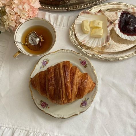 holiday breakfast Tea And Croissant, Butter Croissant Aesthetic, Jamming Aesthetic, Shortcake Aesthetic, Continental Food, Aesthetic Shots, Butter Croissant, Korean Cafe, Tea Vintage