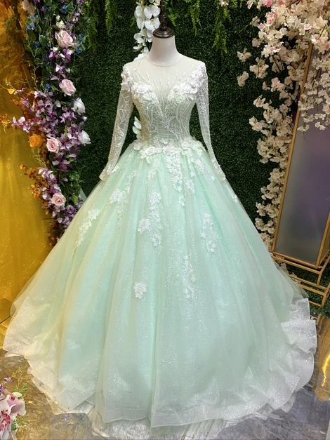 Vestido de quinceañera, moderno, elegante, en tendencia 2020. #vestido #vestidodequinceaños #quinceañera #2020 . . . Síguenos en INSTAGRAM @miboutiquepty para que no te pierdas nuestra colecciones. Soft Green Dress Quinceanera, Peridot Green Quinceanera Dresses, Quncie Dresses Green, Luxury Green Tulle Quinceanera Dress, Dama Dresses For Quince, Moda2000 Quince Dresses Green, Tulle Quinceanera Dresses, Quinceanera Dresses Mexican, Ball Gown Prom Dress