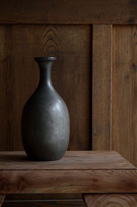 Pottery Still Life, Grey Vase, Ceramic Bottles, French Country Living, Ceramic Pots, French Country House, Still Life Photography, Ceramic Sculpture, 그림 그리기