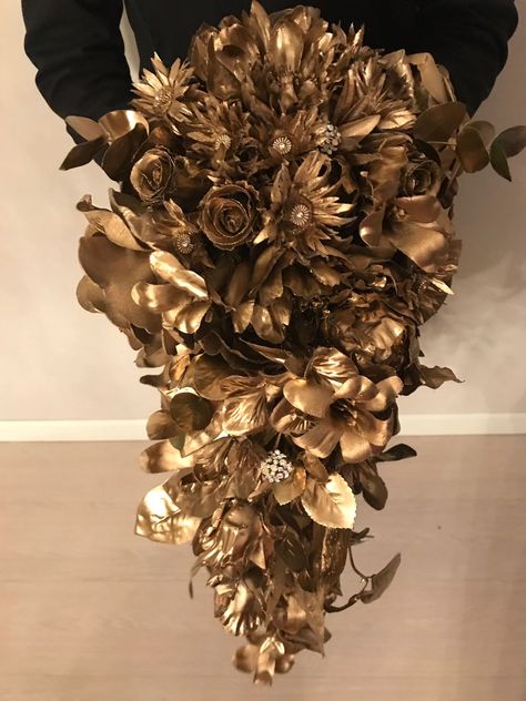 Creepy Wedding, Gold Wedding Flowers, Drinks Reception, Gold Bouquet, Sweet 16 Themes, Cascading Wedding Bouquets, Metal Jewelry Making, Cascade Bouquet, Emerald Wedding