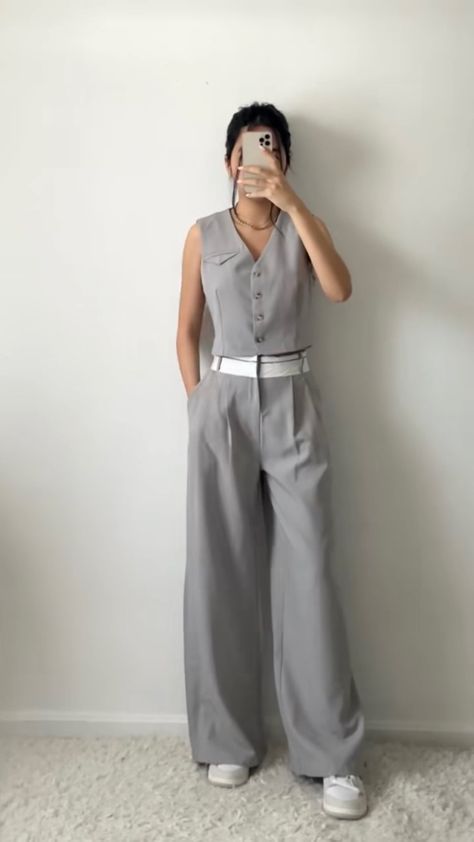 Eurotrip Outfits, Hot Topics Outfit, Vest Outfits For Women, Neat Casual Outfits, Nyc Outfits, Look Formal, Women Dresses Classy, Business Casual Outfits For Work, Classy Work Outfits