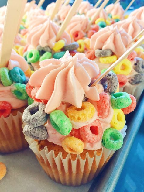 Cupcake Wars Ideas, Cupcake Aesthetic, Gourmet Cupcake, Deserts Cupcakes, 80 Birthday Cake, Cupcake Wars, Gourmet Cupcakes, Fruit Loops, Cupcake Designs