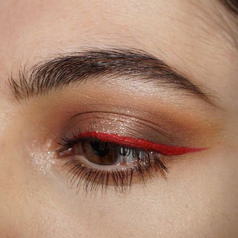 Red Wing Eyeliner, Red Winged Eyeliner, Easy Red Makeup Looks, Red Liner Makeup, Red Eyeliner Looks, Red Eyeliner Makeup, Winged Liner Makeup, Red Makeup Looks, Eyeshadow For Green Eyes