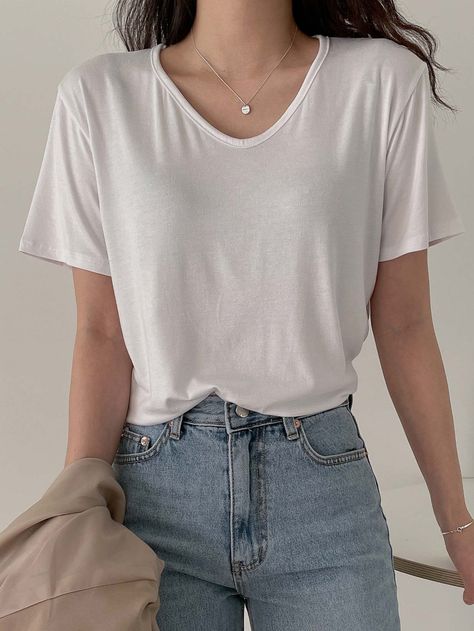 DAZY Solid V Neck Tee White Plain Tshirt Outfits, Womens Plain Tshirts, White Tees And Jeans Outfit, Basic White T Shirt Outfit, V Neck White Tshirt Outfit, Basic Clothes For Women, Basic Tee And Jeans Outfit, Loose Tee Outfit, Plain White T Shirt Outfit