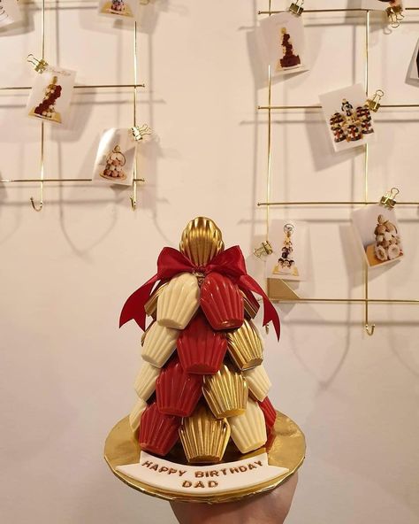 Christmas Madeleines, Madelaine Recipes, Madeleine Tower, Madeleines Cookies, Croquembouche Recipe, Macarons Tower, Madeline Cookies, Cottage Meals, Madeleine Recipe