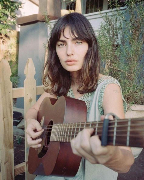 'Bottleneck Bangs' Hair Trend: The '70s Sister Of 'Curtain Bangs' For Those Nervous To Make The Chop Bottleneck Bangs, Stylish Short Hair, Cute Simple Hairstyles, Celebrity Hair Stylist, Cute Hairstyles For Short Hair, Trending Haircuts, New Haircuts, Curtain Bangs, Bang Bang