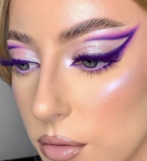 Coloured Makeup Looks, Purple Makeup Eyes, Bling Eye Makeup, Make Up Ideas Creative, Makeup Looks Artistic, Color Makeup Looks, Artistic Eye Makeup, Purple Eyeshadow Makeup, Maquillaje Cut Crease