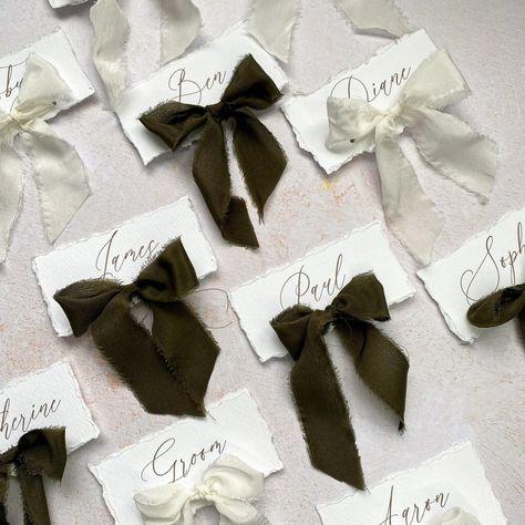 Bows At Weddings, Diy Table Place Cards, Bow Name Cards, Bows Wedding Decor, Table Name Cards Wedding, Bow Place Cards, Christmas Table Name Cards, Christmas Name Place Cards, Name Card Ideas