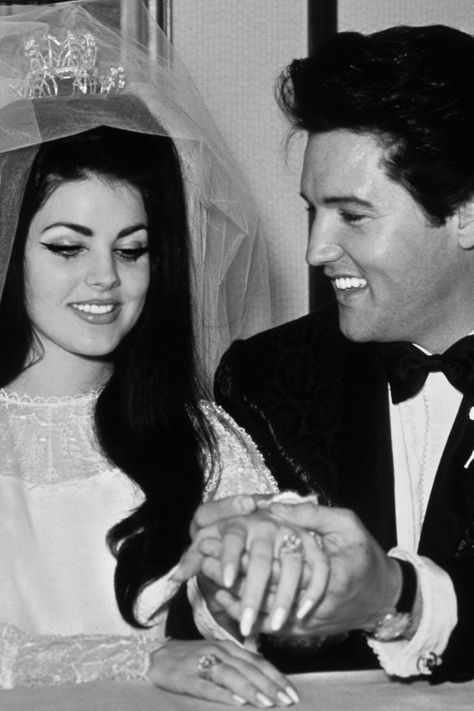 Priscilla Presley Wedding, Priscilla Beaulieu, Marilyn Monroe Wallpaper, Elvis Presley Priscilla, Elvis And Me, Presley Family, Lana Del Rey Vinyl, Black Hair Dye, Iconic Weddings