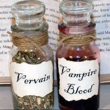 Vervain or vampire blood. Supernatural Wedding, Vampires Art, Spooky Apothecary, Vampire Theme Party, Tvd Merch, Kule Ting, Vampire Party, Vampire Blood, Baba Jaga