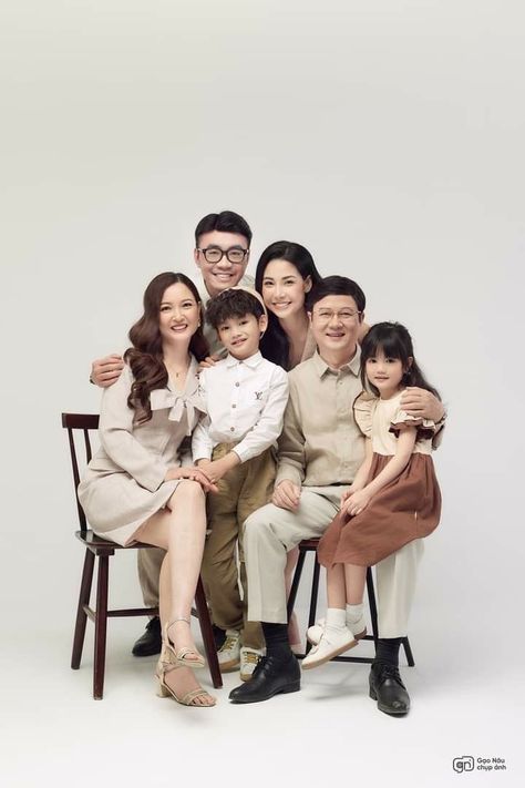 Family Photography Poses Studio, 6 Family Photo Shoot Ideas, Korean Family Photoshoot Studio, Asian Family Photography, Korean Family Photoshoot, Family Photo Studio Concept, Family Photoshoot Studio, Family Portrait Photography Poses, Big Family Photo Shoot Ideas