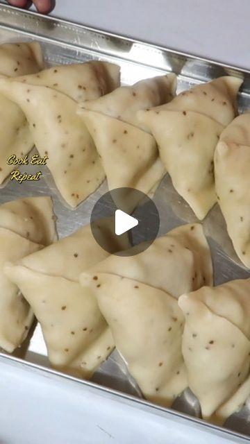 Samosa Recipe Indian Potato, Potato Samosa Recipe, Boiled Potato Recipes, Masala Aloo Recipe, Boiled Potatoes Recipe, Masala Aloo, Easy Samosa Recipes, Samosa Chaat, Dhokla Recipe