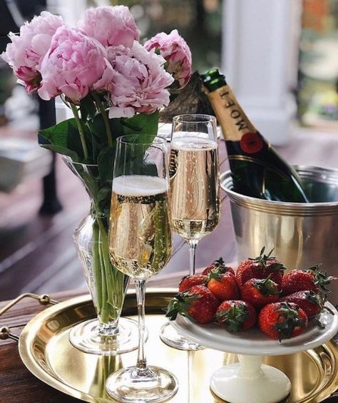 :: Table Rose, Romantic Room, Champagne Party, Wine And Dine, Romantic Dinners, Celebration Party, B & B, Decoration Table, Champagne Flute