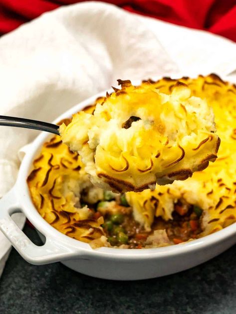 Serving Cottage Pie Beef Cottage Pie, Cottage Pie Recipe, Irish Dishes, Comfort Dinner, British Dishes, St Patricks Day Food, Potluck Dishes, Cottage Pie, Irish Recipes