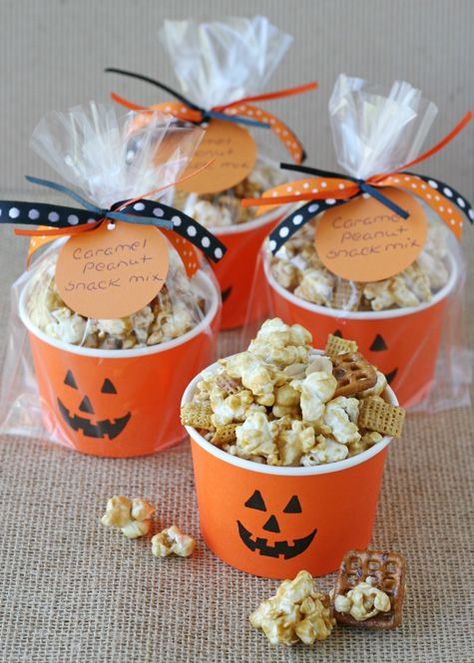 TRIED--did it with just regular microwave popcorn that my girls wanted to snack on, and no outside wrapping. They loved it. :) Buffet Halloween, Homemade Caramel Corn, Dekorasi Halloween, Dulces Halloween, Corn Snacks, Healthy Halloween, Caramel Corn, Halloween Goodies, Halloween Tags