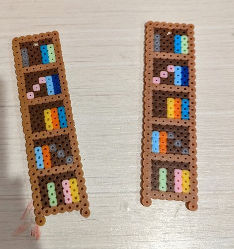 A bookshelf shaped bookmark. Cute Perler Bead Bookmarks, Perler Bead Book Mark Patterns, Peeler Bead Bookmark, Book Perler Beads, Perleplader Ideas Diy, Perler Bead Bookmarks Pattern, Hama Beads Bookmark, Perler Bookmark, Perler Beads Bookmark