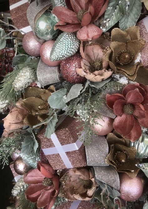 Flower Decorations Ideas, Urban Living Room Design, Christmas Pastel, Easy Christmas Tree, Rose Gold Christmas Tree, Christmas Tree Flowers, Modern Home Decor Ideas, Urban Living Room, Teal Christmas