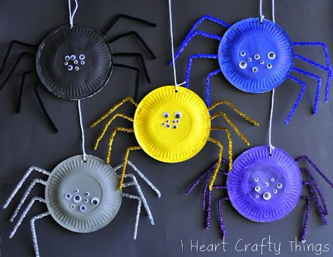 Cuter-than-they-are-Spooky Spiders! Spider Craft, Craft Halloween, Crafts Fall, Halloween Symbols, Spider Crafts, Halloween Kunst, Fun Halloween Crafts, Kid Craft, Paper Plate Crafts