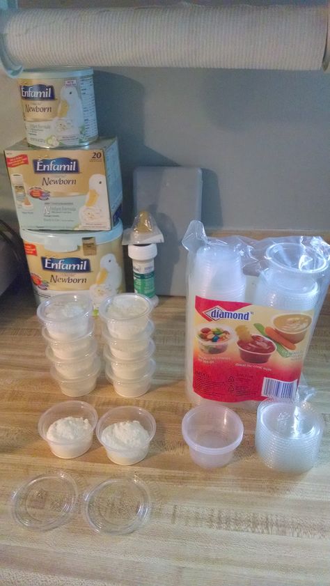 Clever Baby Formula Storage - I purchased these food storage cups at my local grocery for $3.99. They are perfect for pre-measuring formula. I make all my tubs for the day in the morning and then its just fill, dump, shake and go! I wash them out and reuse them, but cheap enough so if they get ruined, just recycle. Baby Formula Storage, Baby Food Hacks, Formula Storage, Baby Storage, Mom Needs, Baby Life Hacks, Baby Sleep Problems, Baby Prep, Baby Organization