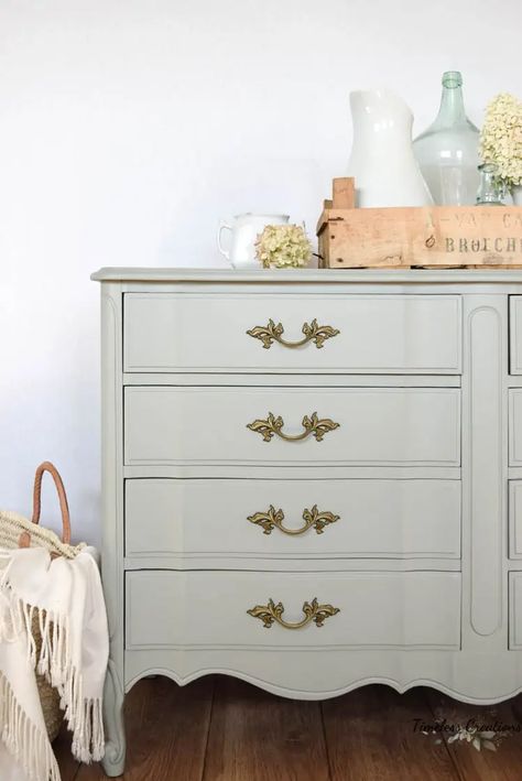 Painted Dresser Aesthetic, Vintage Dresser Painted, Modern Vintage Dresser, Modern French Provincial Dresser, French Provincial Dresser Makeover Diy, Modern French Provincial Bedroom, French Provential Dresser, Dresser Color Ideas, Parisian Dresser