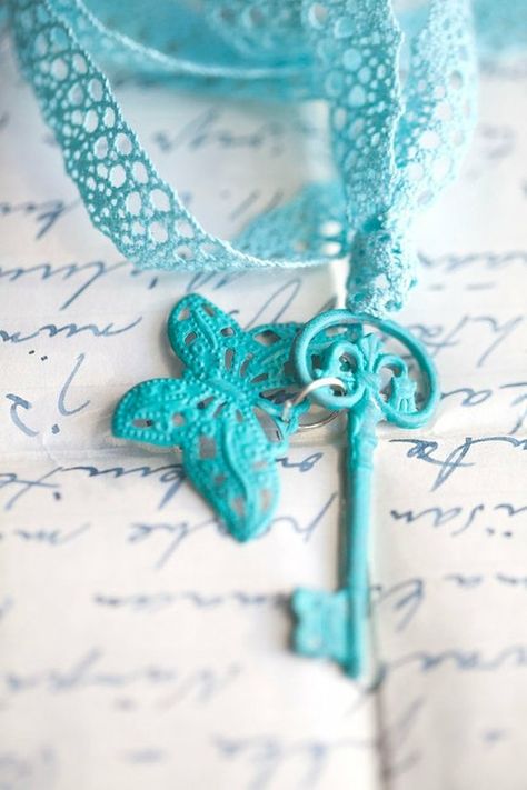 Turquoise Cottage, Söt Katt, Old Keys, Azul Tiffany, Color Turquesa, Shades Of Teal, Shades Of Turquoise, Key To My Heart, Vintage Keys