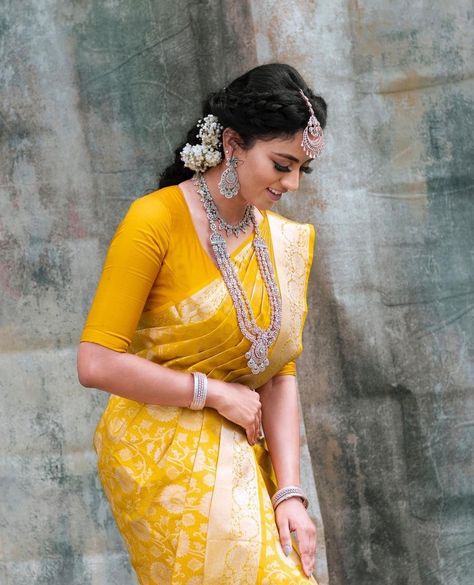 South Indian Wedding Saree Look Ideas Tamil Wedding Saree, South Indian Bridal Look, Yellow Banarasi Saree, Saree Contrast Blouse, Indian Bridal Look, Tamil Saree, Saree Orange, Bridesmaid Sarees, Engagement Saree