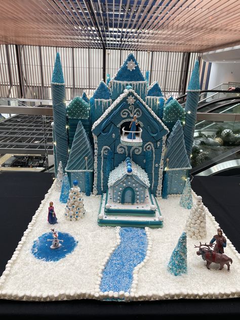 Castle Gingerbread House, Disney Gingerbread House, Elsa Castle, Gingerbread Castle, Homemade Gingerbread House, Gingerbread House Candy, Frozen Castle, Candy Castle, Christmas Party Crafts