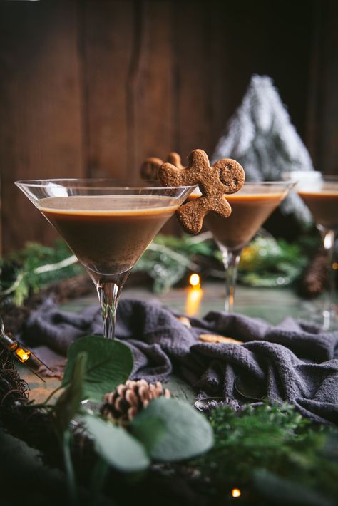 Gingerbread Espresso Martini - Hunger Thirst Play Pomegranate Gin, Holiday Cocktail Recipes, Holiday Martinis, Gin Fizz Cocktail, Gingerbread Syrup, Irish Cream Liqueur, After Dinner Drinks, Gingerbread Latte, Couple Cooking