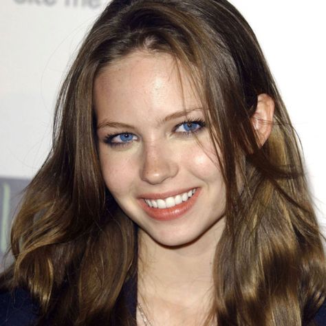 daveigh chase The Ring Movie Horror, Daveigh Chase, The Ring 2002, Photoshop Celebrities, Before And After Photoshop, Euphoria Clothing, Celebrity Photography, Evan Rachel Wood, Mtv Movie Awards