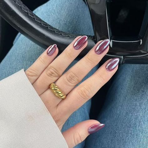 Burgundy Chrome Nails Are The Coolest Fall Mani Trend Burgundy Chrome Nails, Black Cherry Nails, Gel Chrome Nails, Chrome Manicure, Dark Purple Nails, Impress Nails, Maroon Nails, Manicure Colors, Kiss Nails