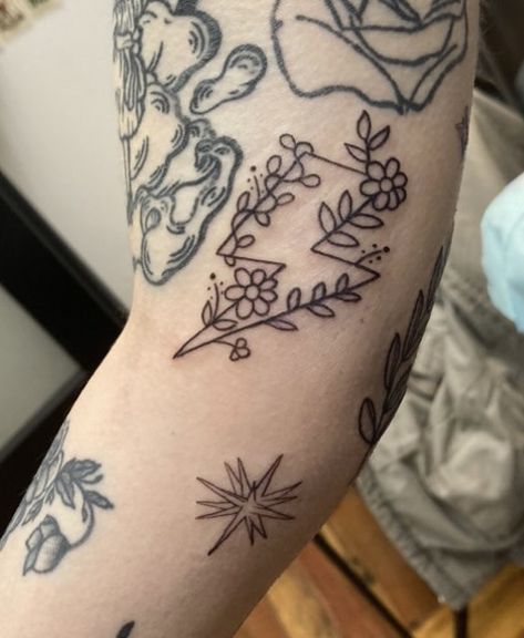 Floral Lightning Bolt Tattoo, Small Western Hand Tattoos, Western Sleeve Tattoos For Women, Koe Wetzel Tattoos, Starburst Tattoo, Western Floral Tattoo, Punchy Tattoos, Edgy Tattoos, Boston 2023