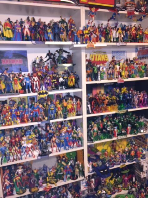 DC Comics & Marvel Comics action figure collection Comic Collection Display, Nerd Room Ideas, Toy Collection Display, Diecast Cars Display, Dc Comics Action Figures, Dc Action Figures, Dc Comics Collection, Nerd Room, Bike Toy