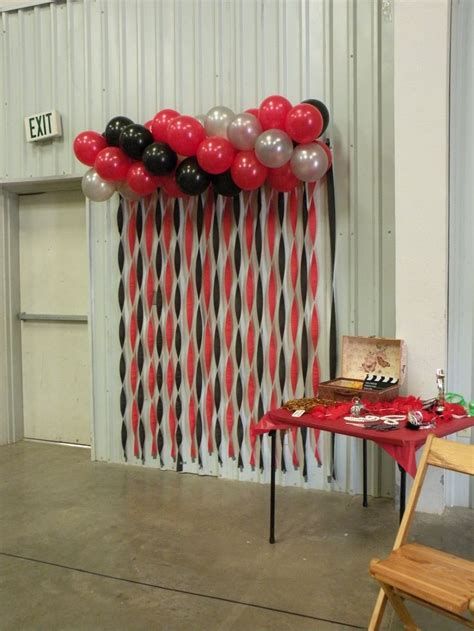 red black and white balloon photo booth - Yahoo Search Results Photo Booth Ideas Events, Balloon Photo Booth, Diy Party Photo Booth, Senior Banquet, Class Reunion Decorations, Photo Booth Ideas, Reunion Decorations, Diy Photo Booth Props, Deco Ballon