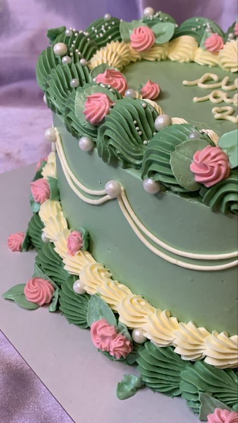 Old Fashion Cake Design, Old Fashioned Cake Decorating, Old Fashion Cake, Ugly Cake, Minimalist Cakes, Ugly Cakes, Pastry Design, Fashion Cake, Birthday Cake With Flowers