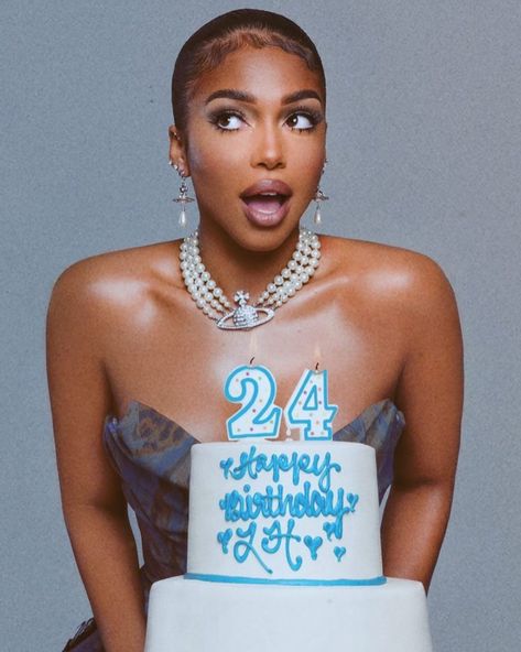 25th Bday, Cake Photoshoot, Birthday Vibes, 21st Birthday Photoshoot, Birthday Pics, Cute Birthday Pictures, Creative Photoshoot, Lori Harvey, Studio Photography Poses