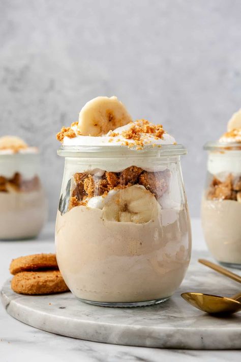 This High-Protein Banana Pudding is sweet and creamy, light and comforting. It’s the most perfect summer dessert. Gluten and dairy-free too! Low Cal Banana Pudding, Banana Pudding Ideas, High Protein Banana Pudding, Banana Recipes Protein, Banan Pudding, Banana Pudding Healthy, Banana Pudding Protein, Protein Banana Pudding, Ultimate Desserts