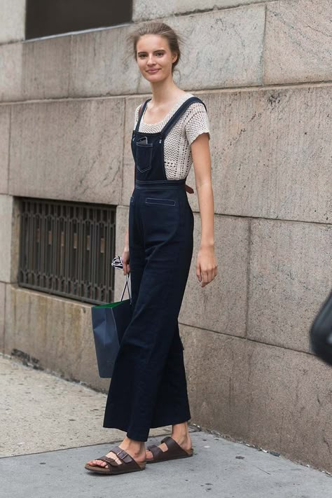 The New Model Off Duty Style - Street Style - Elle Classy Overalls, Elvish Style, Tilda Lindstam, Models Off Duty Style, Moda Denim, Style Jumpsuit, Model Style, Models Off Duty, Festival Dress