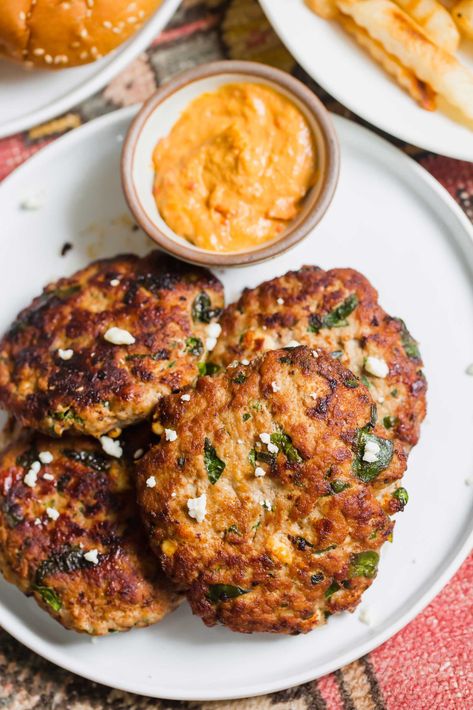 Turkey spinach and feta burgers are an excellent way to use up ground turkey in a flavorful Mediterranean-style burger! These egg-free burger patties are the perfect grilling season recipe! Ground Turkey Feta, Turkey Burgers Recipes, Turkey Burger Recipes Healthy, Feta Burgers, Ground Turkey Burgers, Burgers Recipes, Turkey Spinach, Recipes Spinach, Meat Entrees