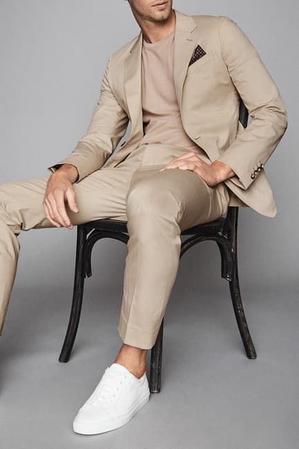 Modern Groom Attire Classy, Suit And Sneakers Men Outfits, Beige Outfit Men, Tan Shoes Men, Suits And Sneakers, Mens Business Casual Outfits, Tan Suit, Beige Suits, Wedding Suits Groom