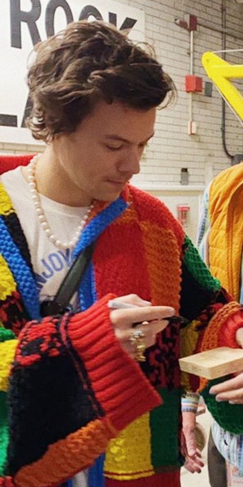 Harry Styles Colorful, Harry Styles 2020, Cardigan Wallpaper, Harry Cardigan, Harry Styles Cardigan, 2020 Aesthetic, Harry Styles Outfit, Harry Styles Aesthetic, Haikou