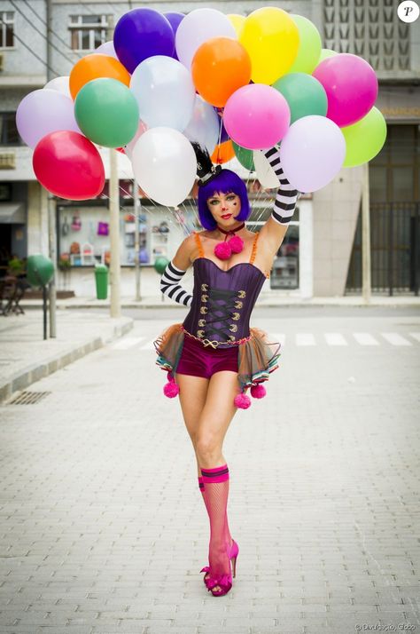 Luciane (Grazi Massafera) se vestiu de palhaça em 'A Lei do Amor' para reencontrar o amante - Purepeople Dyi Costume, Fantasy Party, Candy Costumes, Female Clown, Girly Girl Outfits, Cute Clown, Circus Costume, Clown Costume, Costume Shop