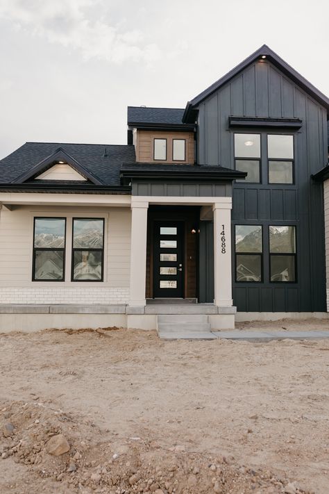 Modern Farm Style House Exterior, Modern Country Exterior Home, Dark Wood Exterior House, Modern Rambler Exterior, Black And Cream House Exterior, Siding For Houses Exterior, Modern House Renovation, Houses With Lots Of Windows, Single Story Ranch House Exterior Color Schemes