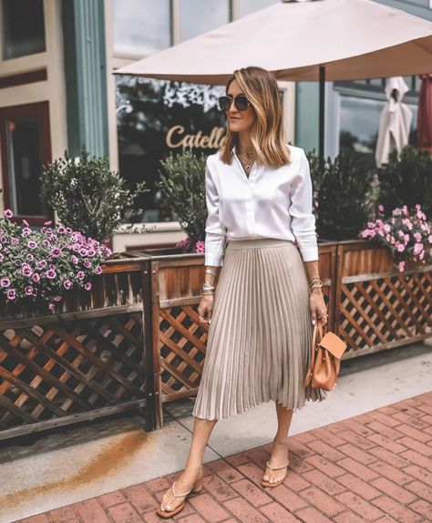 Pleated Skirt Outfit Summer, White Blouse Outfit, Midi Skirt Outfit Winter, Silk Blouse Outfit, Silk Shirt Outfit, Silk Skirt Outfit, Modest Feminine, Skirt Outfit Summer, Pleated Skirt Outfit