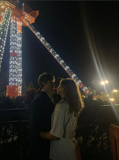 Amusement Park Dates Aesthetic, Couple Theme Park Aesthetic, Theme Park Aesthetic Couple, Theme Park With Boyfriend, Carnival Couple Aesthetic, Amusement Park Couple Aesthetic, Couple In Amusement Park, Theme Park Date Aesthetic, Cute Fun Couple Pictures