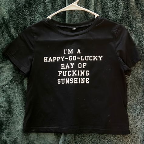 Brand New Never Worn Size Medium Funny Happy Go Lucky Crop Tee Warning - Profanity On Shirt Dark Graphic Tees, Funny Graphic Tees For Women, Unhinged Tshirts, Inappropriate Outfits, Casual Tomboy Outfits, Imp Oc, Smartass Shirts, Silly Shirts, Funny Crop Tops